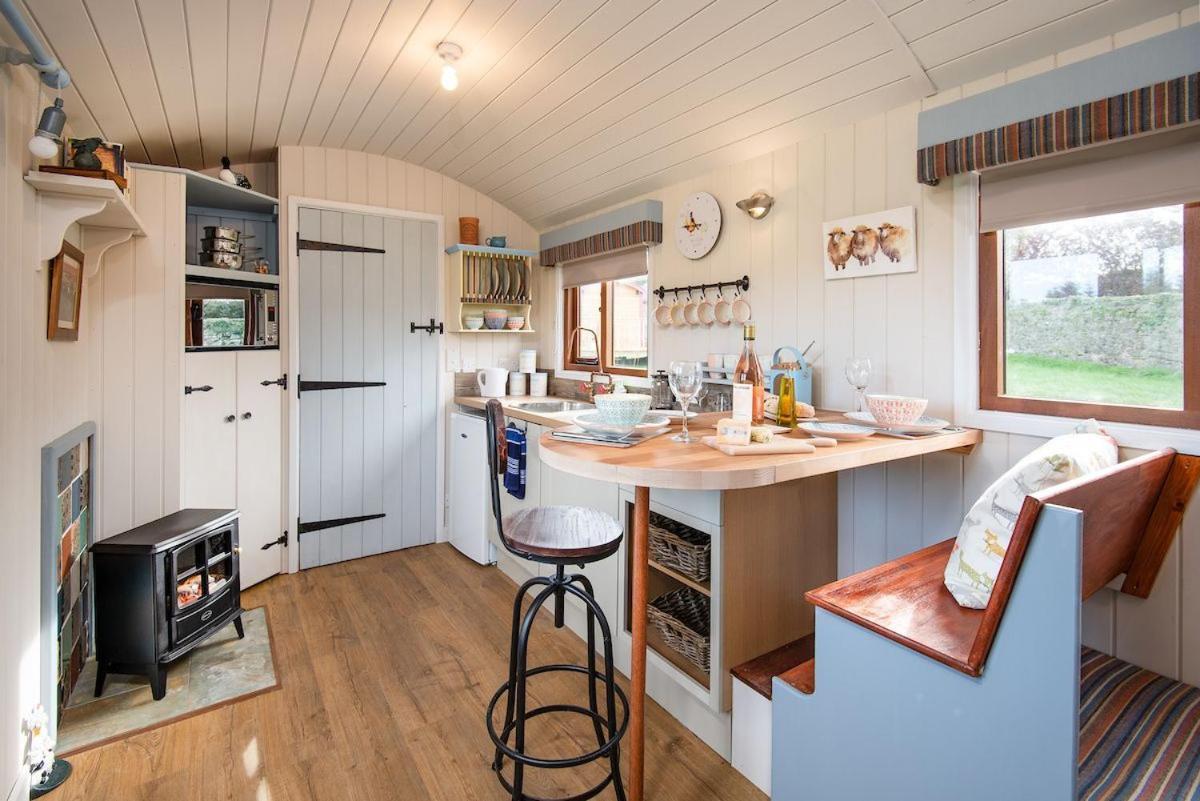 Cow Parsley Shepherd'S Hut Berwick Upon Tweed Extérieur photo
