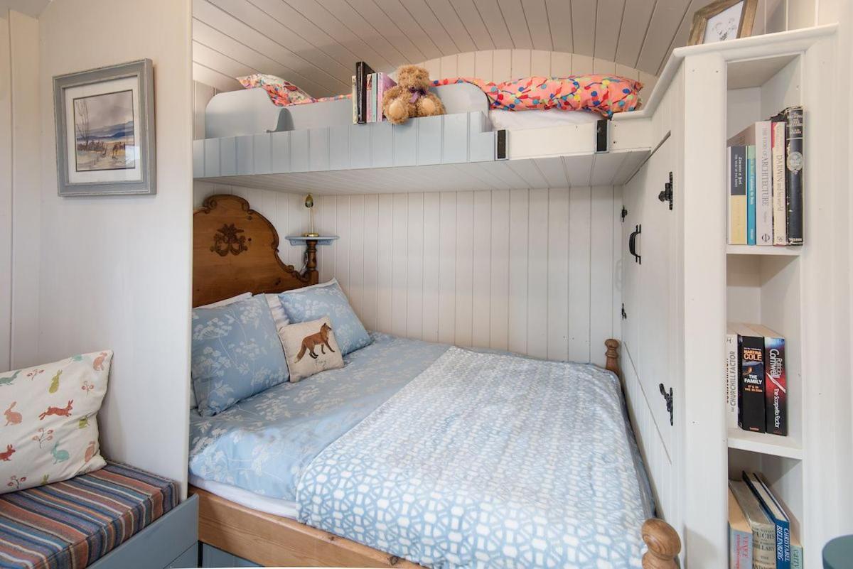Cow Parsley Shepherd'S Hut Berwick Upon Tweed Extérieur photo