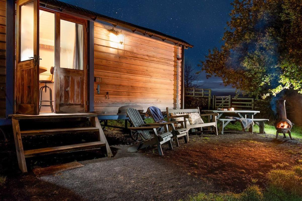 Cow Parsley Shepherd'S Hut Berwick Upon Tweed Extérieur photo